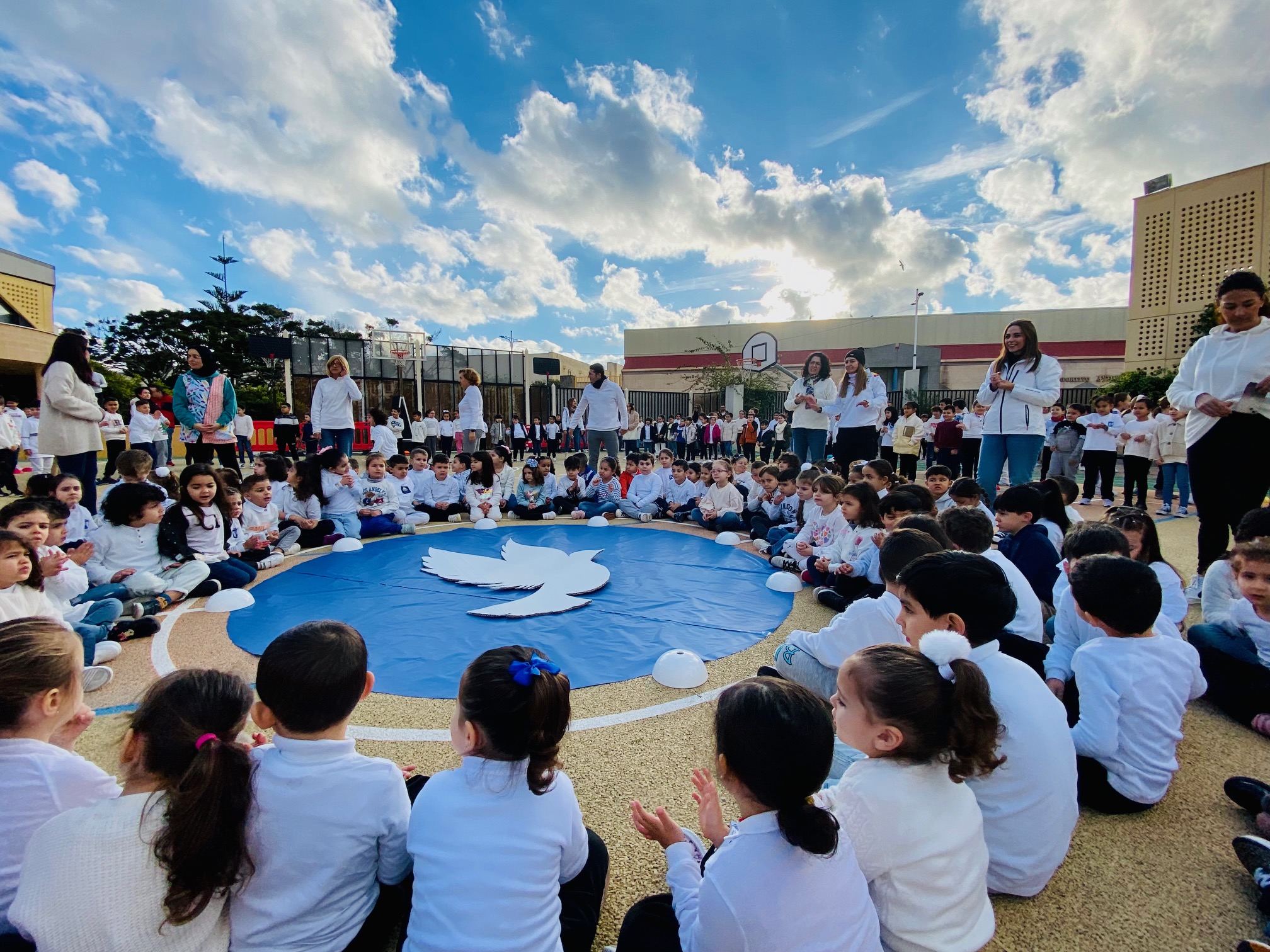 Alumnos y alumnas participando en las actividades del Día de la paz en el patio del colegio