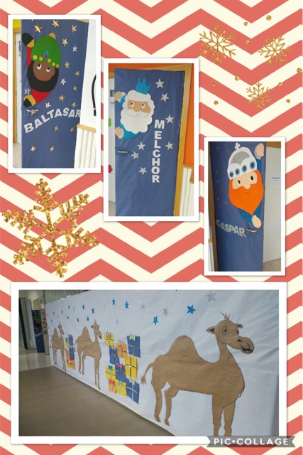 Puertas de las aulas decoradas con imágenes de los Reyes magos.