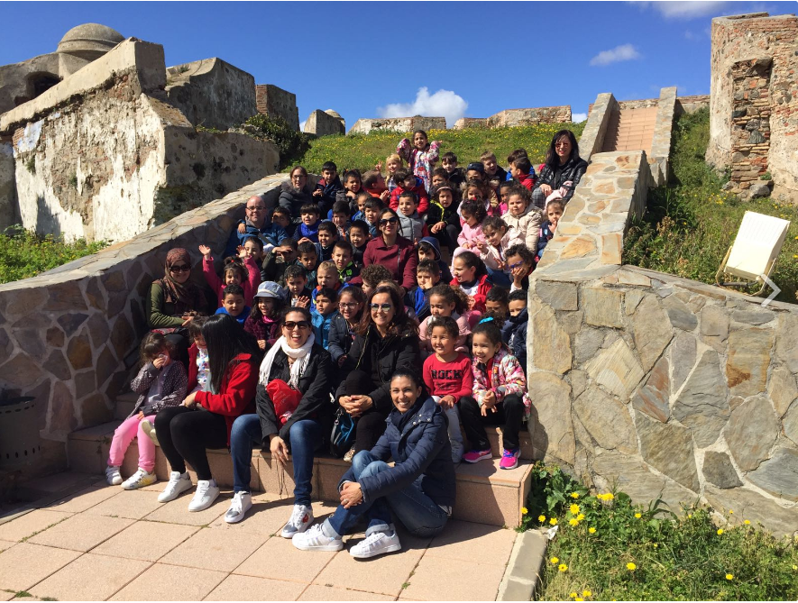 grupo de alumnos/as visitando las murallas reales