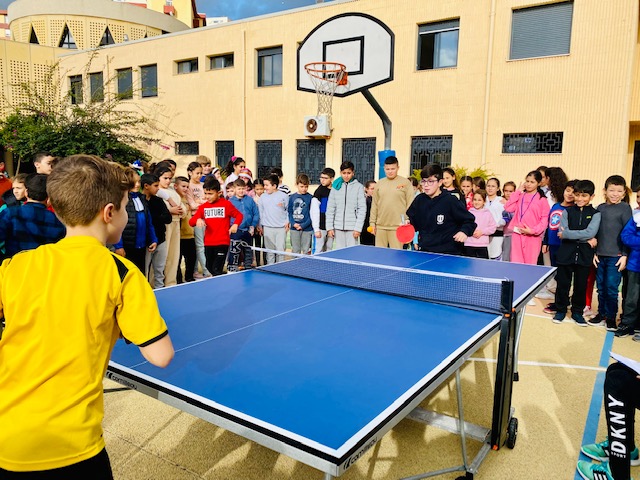 alumnos participando en el partido de la final del torneo de tenis de mesa