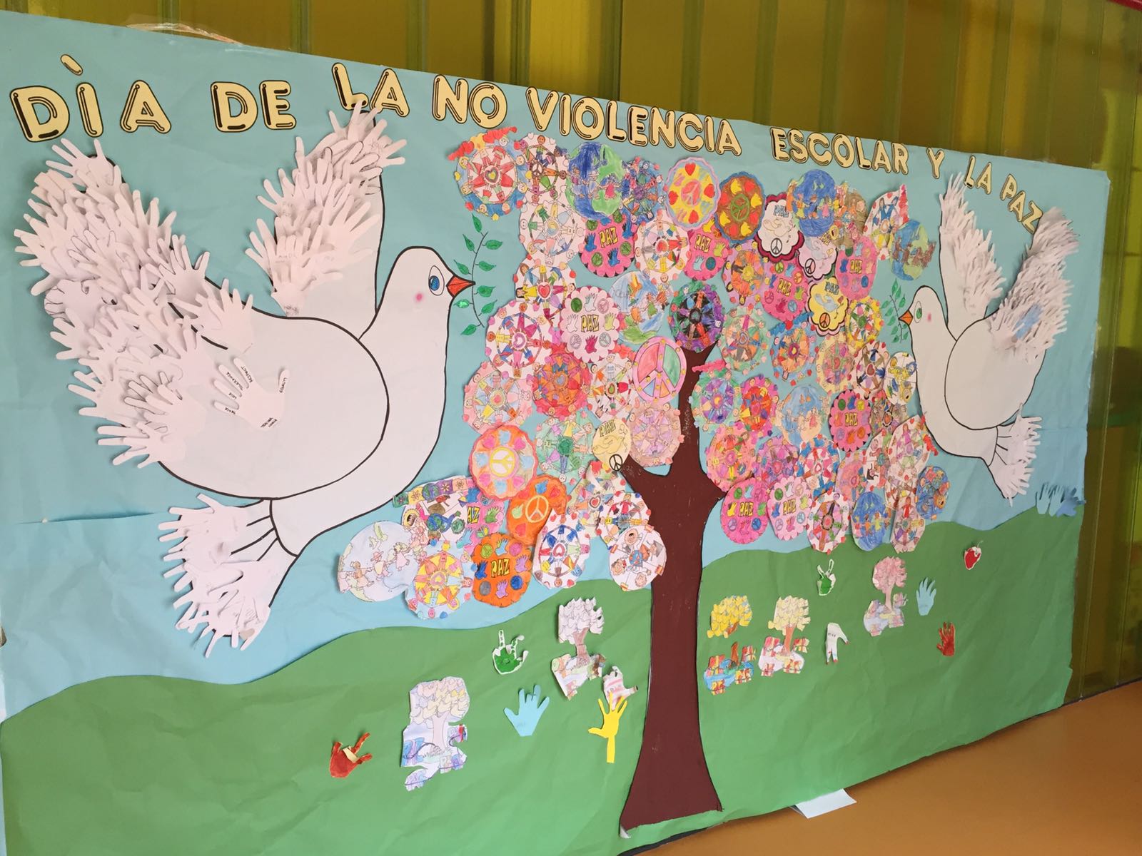 mural relacionado con el día de la paz elaborado por los alumnos